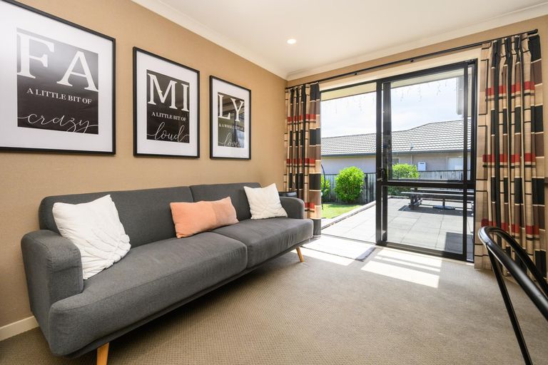 Photo of property in 19 Johnstone Drive, Fitzherbert, Palmerston North, 4410