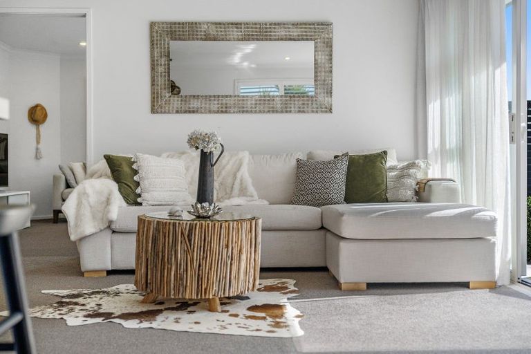 Photo of property in 33 Rainey Crescent, Papamoa Beach, Papamoa, 3118