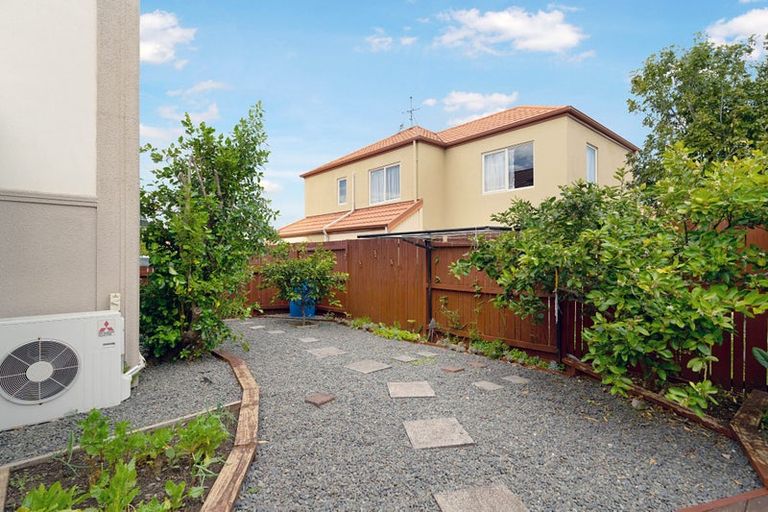Photo of property in 10 Dainton Place, New Lynn, Auckland, 0600