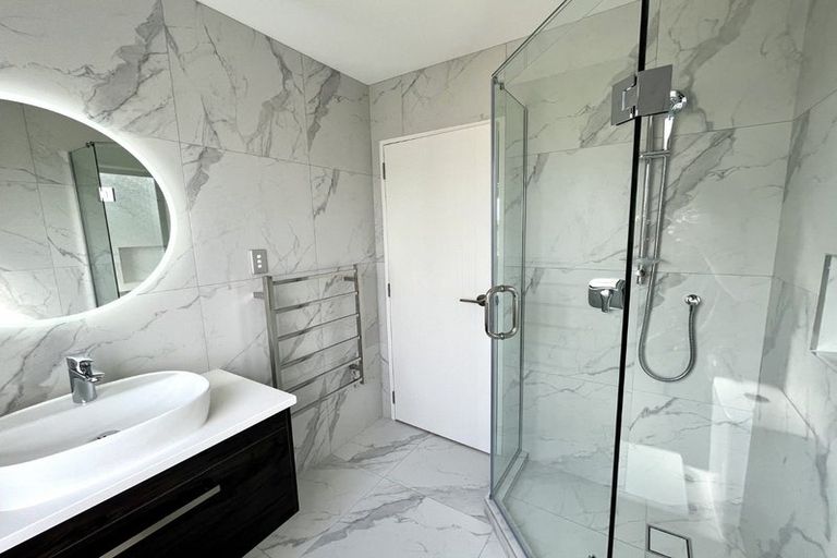 Photo of property in 2/19 Edwards Avenue, Henderson, Auckland, 0610