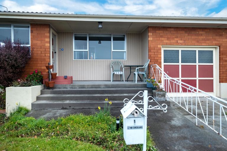 Photo of property in 1 Oxford Street, Waimate, 7924