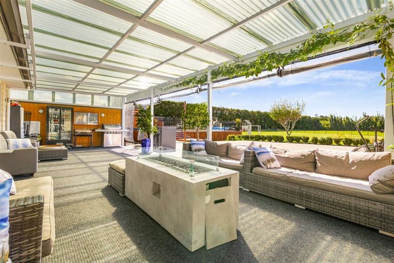 Photo of property in 773 Waitakere Road, Kumeu, 0891