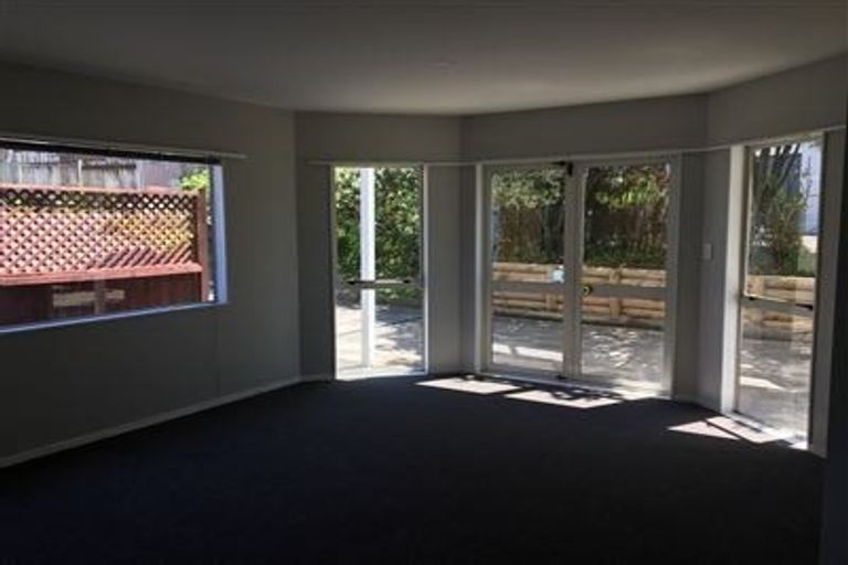 Photo of property in 2/113 Athena Drive, Totara Vale, Auckland, 0629