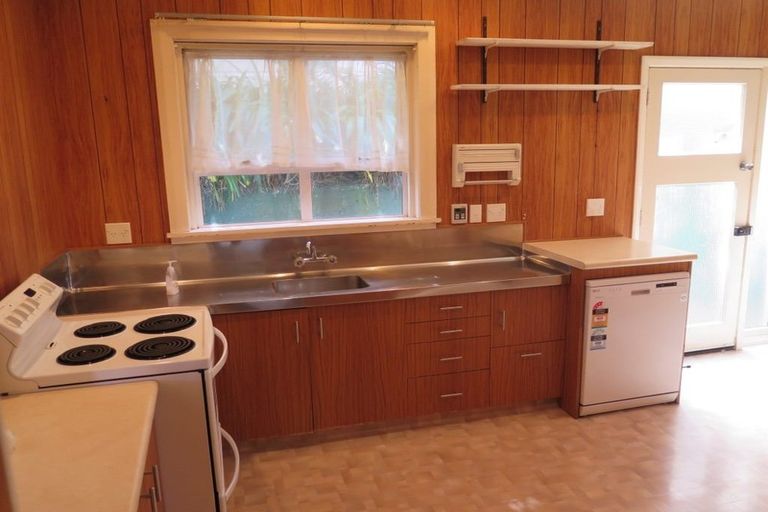 Photo of property in 28 Melbourne Road, Island Bay, Wellington, 6023