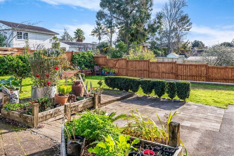 Photo of property in 25 Borrowdace Avenue, Botany Downs, Auckland, 2010