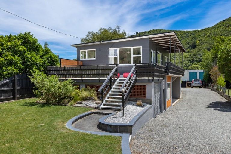 Photo of property in 30 Beach Road, Waikawa, Picton, 7220