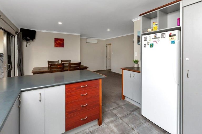 Photo of property in 18 Paradise Point Place, One Tree Point, 0118