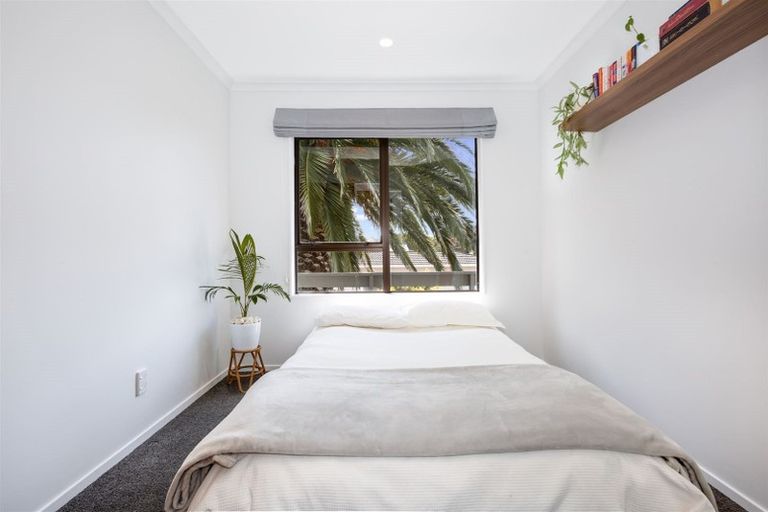 Photo of property in 10 Albatross Close, Whitby, Porirua, 5024