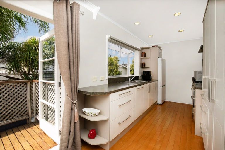Photo of property in 10 Rock Isle Road, Torbay, Auckland, 0630