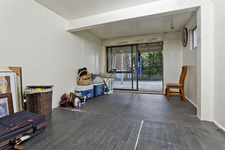 Photo of property in 1/114 Sunset Road, Unsworth Heights, Auckland, 0632