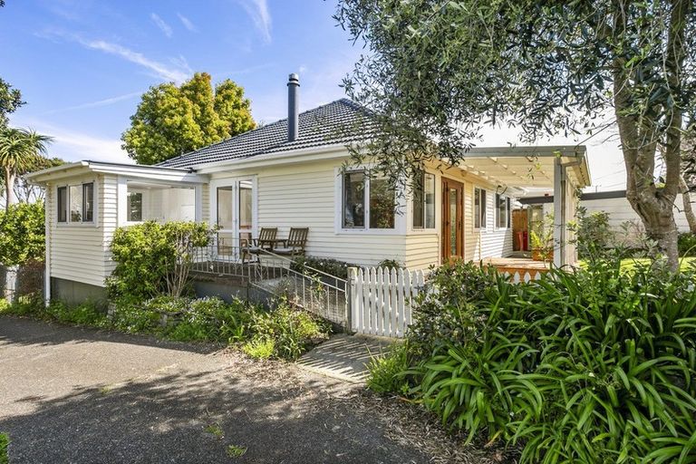 Photo of property in 43 Vipond Road, Stanmore Bay, Whangaparaoa, 0932