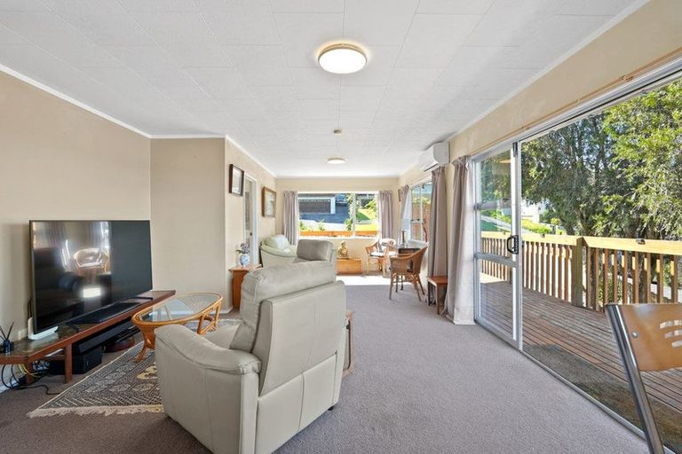 Photo of property in 1/5 Zita Avenue, Matakatia, Whangaparaoa, 0930