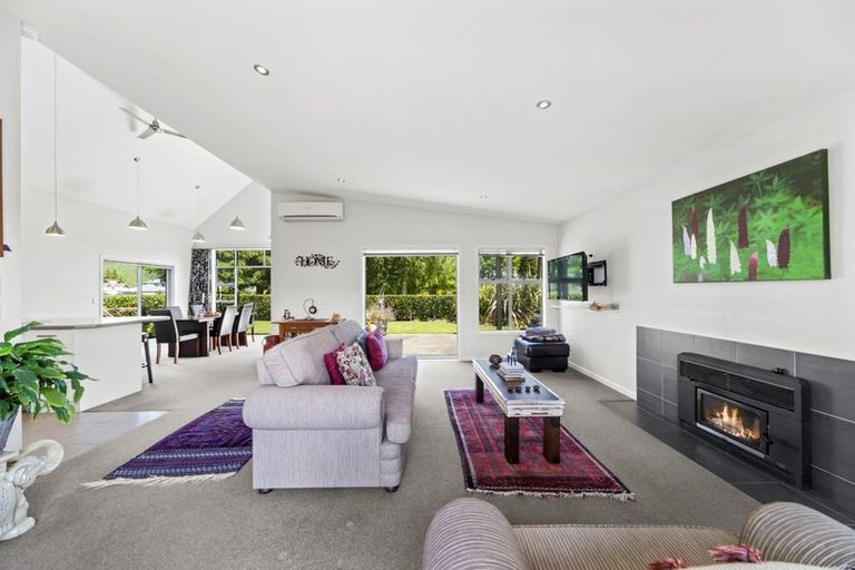 Photo of property in 2 Seagers Close, Kinloch, Taupo, 3377