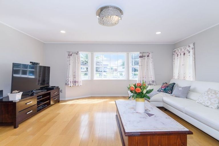 Photo of property in 17 Medina Place, Half Moon Bay, Auckland, 2012