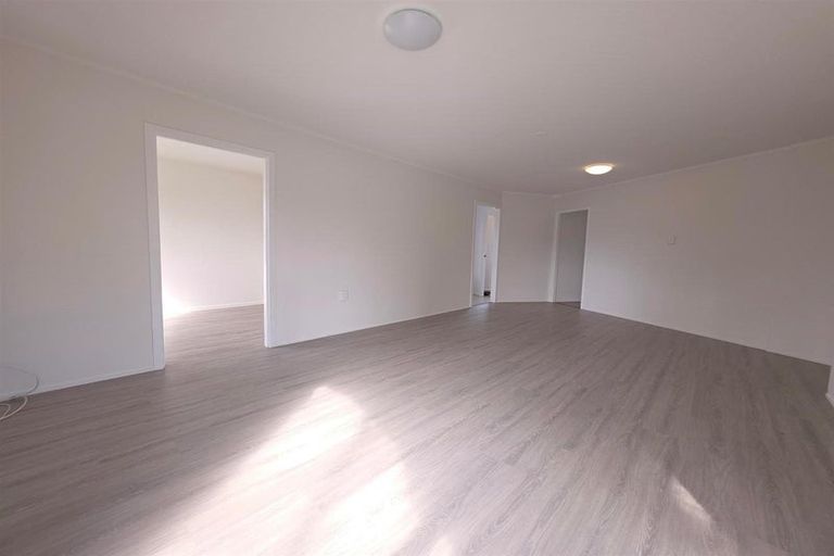 Photo of property in 37 Larissa Avenue, Henderson, Auckland, 0610