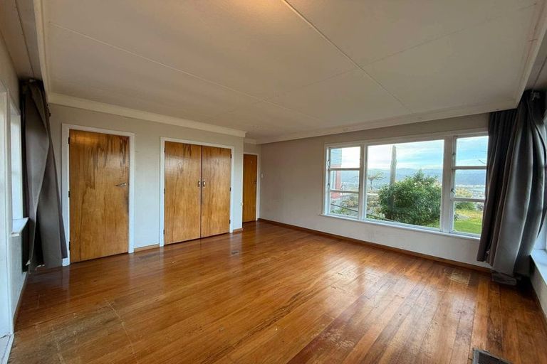 Photo of property in 17 Rakeiora Grove, Korokoro, Lower Hutt, 5012