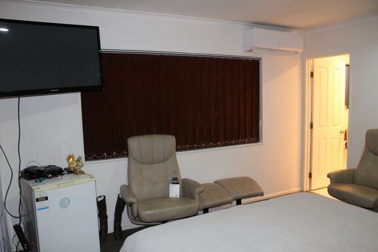 Photo of property in 38 Glenveagh Park Drive, Weymouth, Auckland, 2103