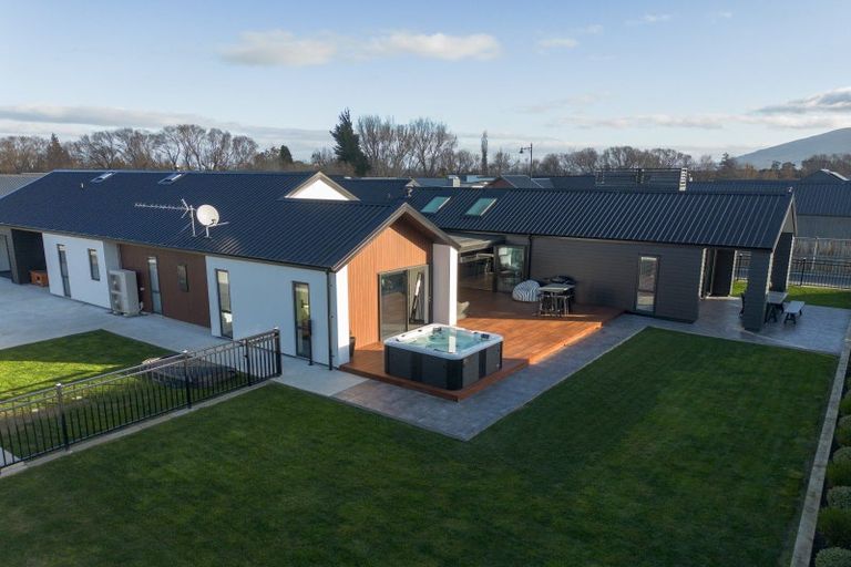 Photo of property in 16 Three Kings Court, Outram, 9019