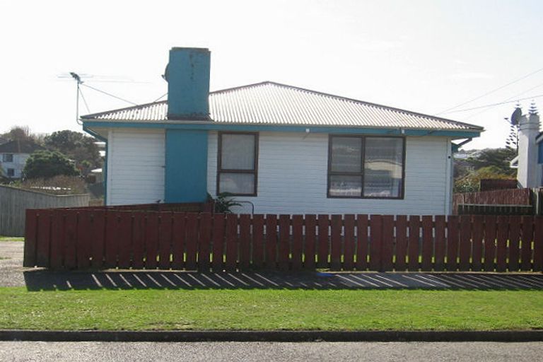 Photo of property in 5 Whanga Crescent, Titahi Bay, Porirua, 5022