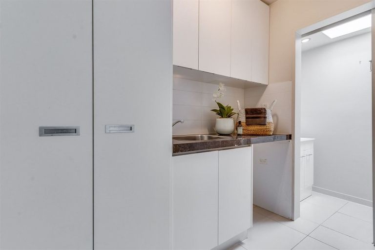 Photo of property in 1/52 Aikmans Road, Merivale, Christchurch, 8014