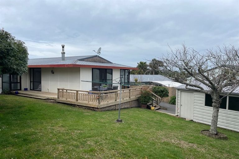 Photo of property in 72 Totaravale Drive, Totara Vale, Auckland, 0629