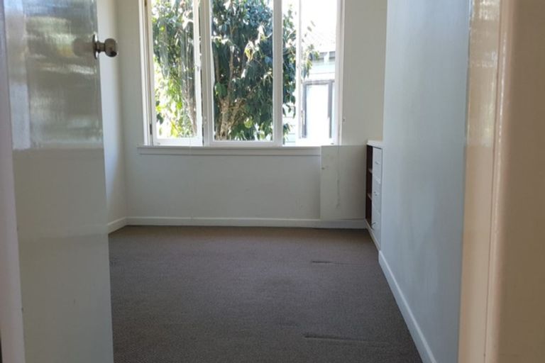 Photo of property in 71 Shakespeare Road, Milford, Auckland, 0620