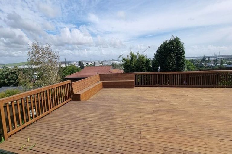 Photo of property in 28 Ellesmere Crescent, Pakuranga Heights, Auckland, 2010