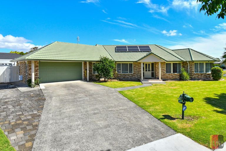 Photo of property in 1 Gairloch Place, Wattle Downs, Auckland, 2103