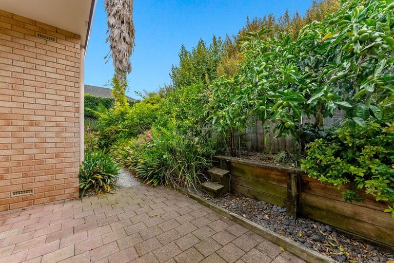 Photo of property in 12 Stonedge Lane, Rosedale, Auckland, 0632