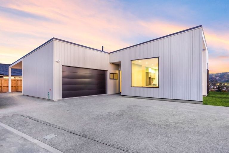 Photo of property in 29 Queen Charlotte Drive, Aotea, Porirua, 5024