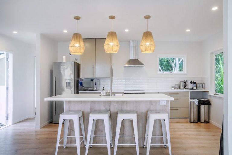 Photo of property in 15 Pacific Parade, Army Bay, Whangaparaoa, 0930