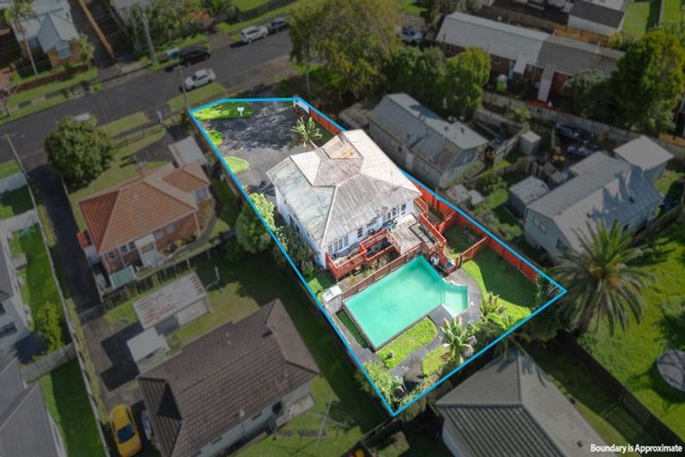 Photo of property in 25 Blacklock Avenue, Henderson, Auckland, 0612