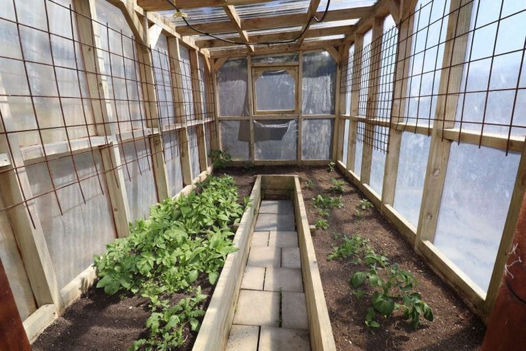 Photo of property in 3 Fernhaven Grove, Newlands, Wellington, 6037