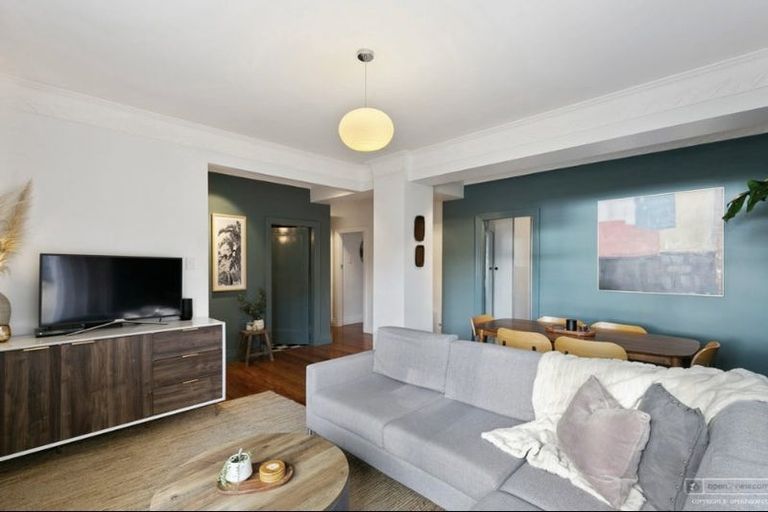 Photo of property in Sunhaven Flats, 262 Oriental Parade, Oriental Bay, Wellington, 6011