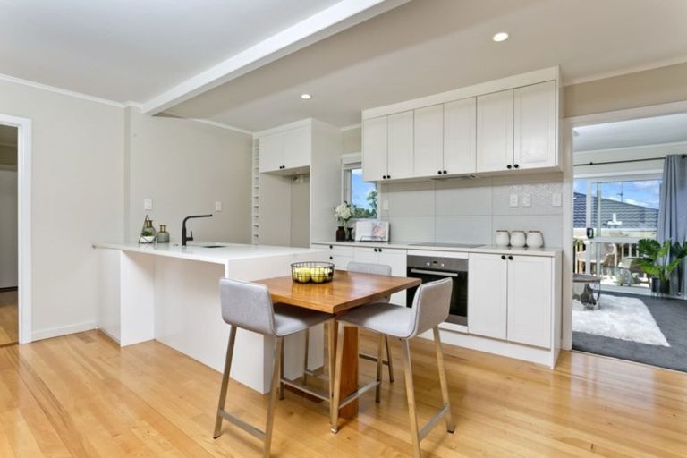 Photo of property in 2/84 Forrest Hill Road, Forrest Hill, Auckland, 0620