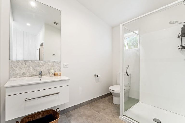 Photo of property in 73 Roberts Road, Matakatia, Whangaparaoa, 0930