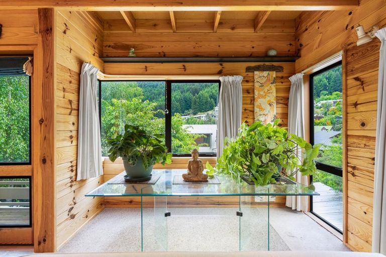 Photo of property in 5 Mackinnon Terrace, Sunshine Bay, Queenstown, 9300