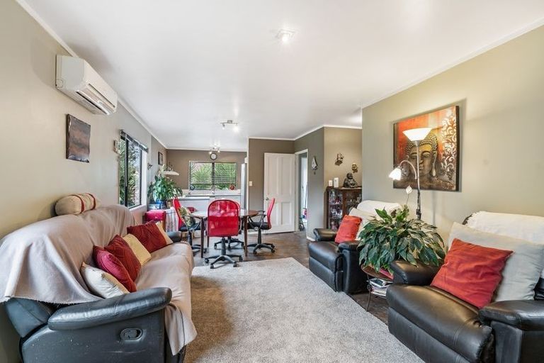 Photo of property in 22 Dungarvon Place, Clendon Park, Auckland, 2103