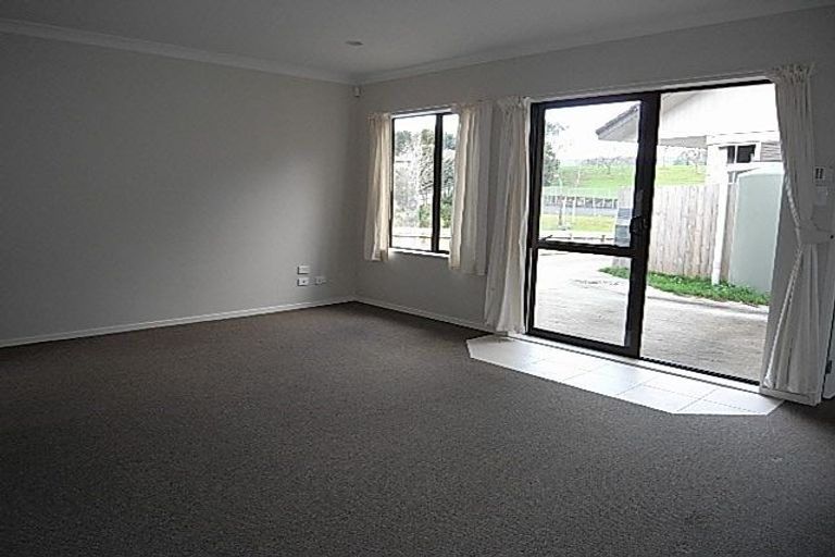 Photo of property in 33 Claverdon Drive, Massey, Auckland, 0614