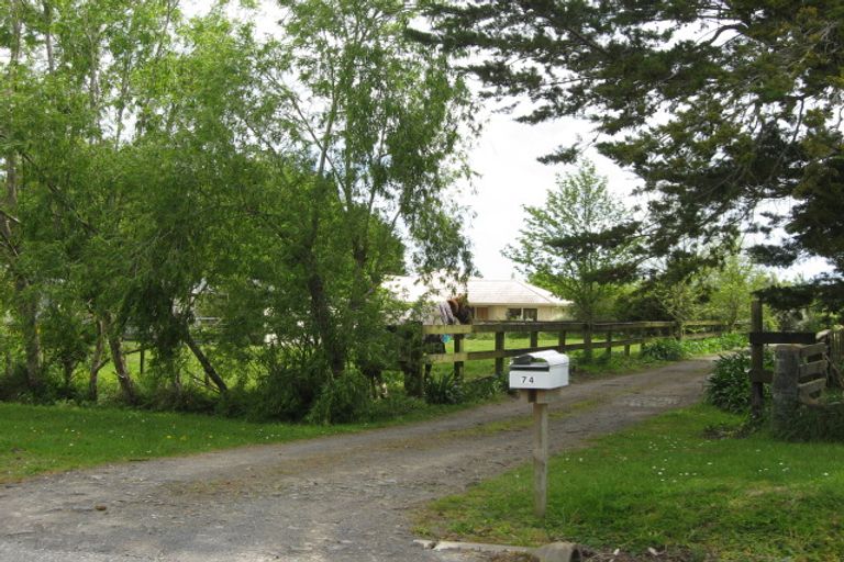 Photo of property in 74 Station Road, Kumeu, 0891