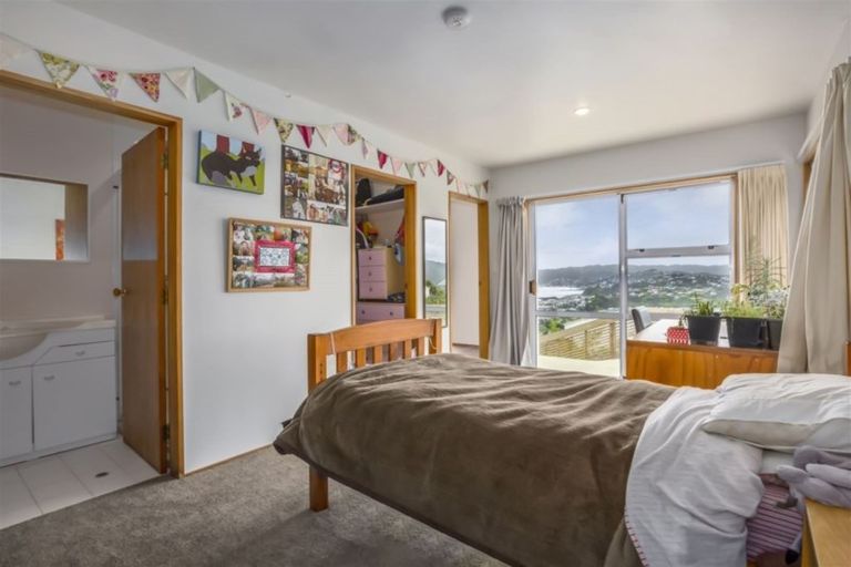 Photo of property in 37 Kahu Road, Paremata, Porirua, 5024