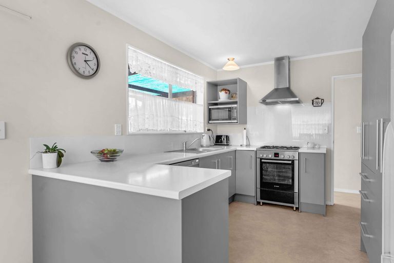 Photo of property in 5 Kirrama Place, Conifer Grove, Takanini, 2112