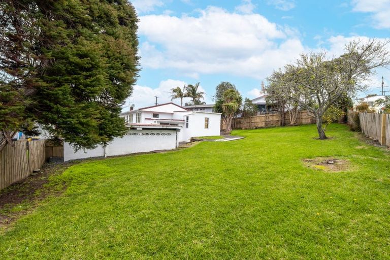 Photo of property in 114 Edmonton Road, Henderson, Auckland, 0612