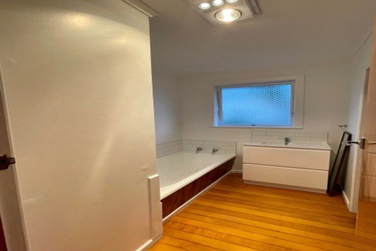 Photo of property in 13 Buscomb Avenue, Henderson, Auckland, 0610