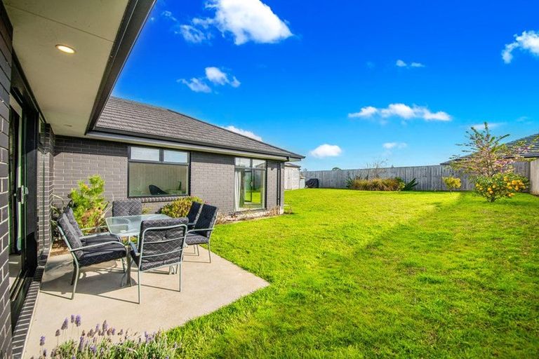 Photo of property in 17 Dame Nganeko Drive, Glenbrook, 2681