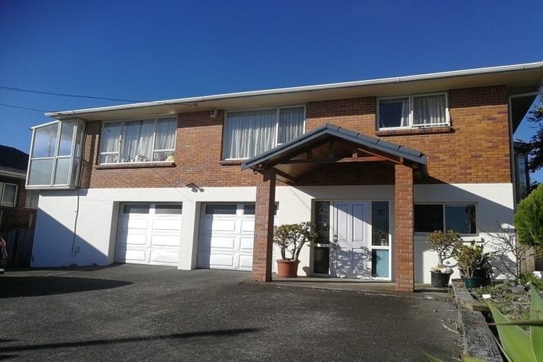 Photo of property in 1/1 Cheval Drive, Totara Vale, Auckland, 0629