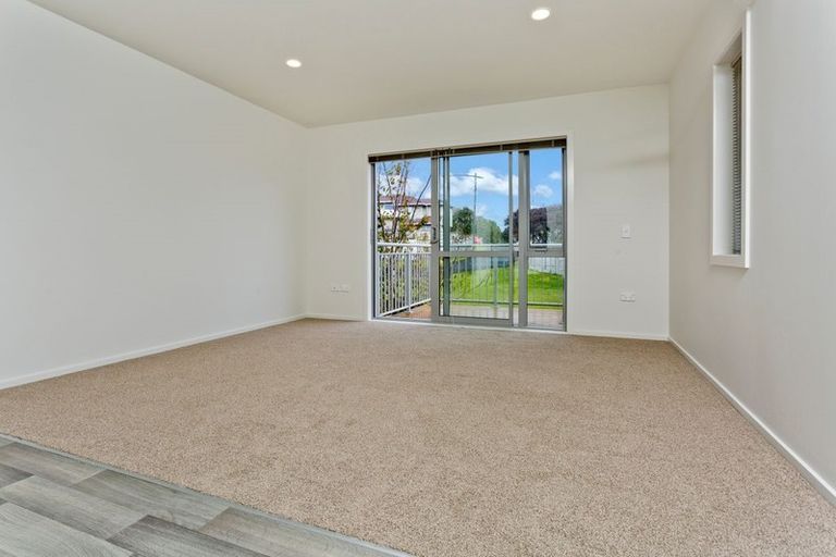 Photo of property in 5/4 John Jennings Drive, Oteha, Auckland, 0632