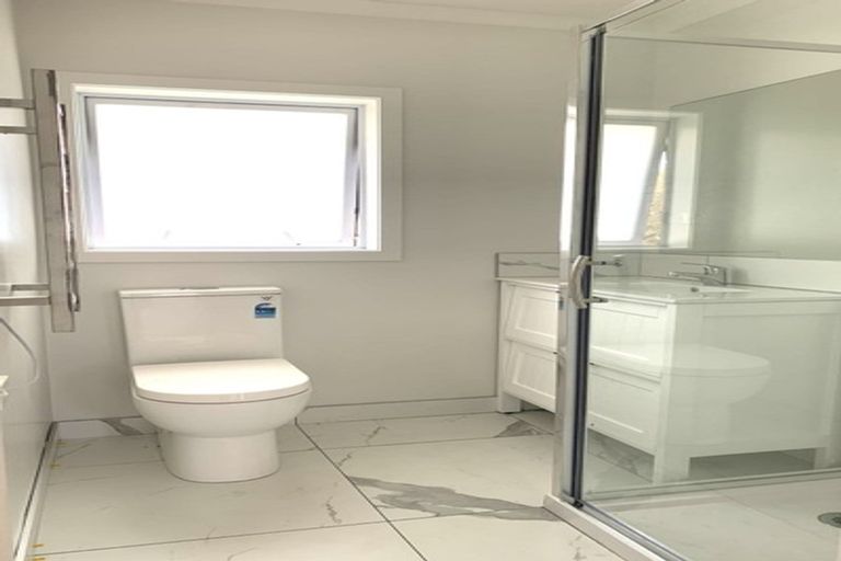 Photo of property in 2/300 Lake Road, Hauraki, Auckland, 0622