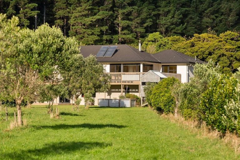 Photo of property in 1276 Coast Road, Wainuiomata Coast, Lower Hutt, 5373