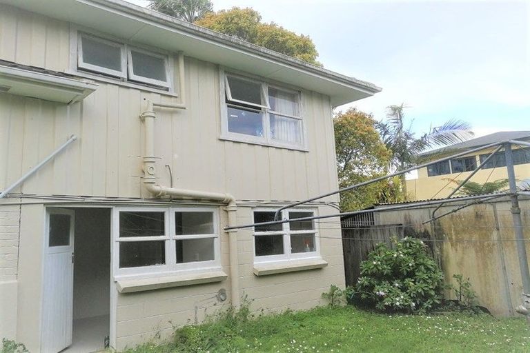 Photo of property in 2/13 Ocean View Road, Hillcrest, Auckland, 0627